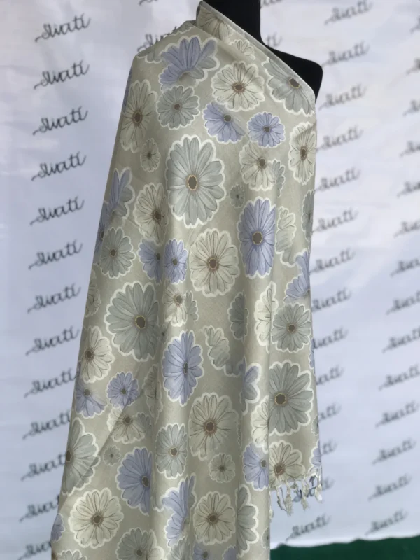 Clean woolen shawl with printed design